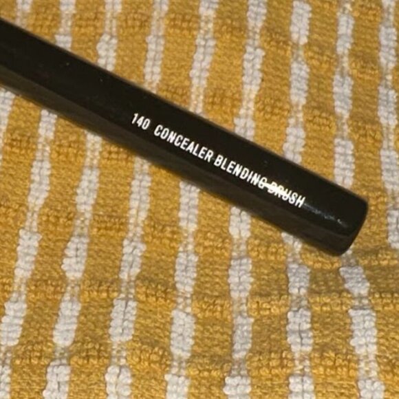 IL MAKIAGE - CONCEALER BLENDING BRUSH #140 NWOT - Picture 5 of 11